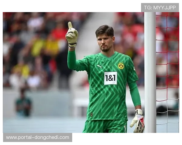 奥格斯堡门将容诺夫扑救克劳德射门，保住主场平局