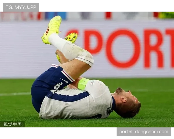 慢镜解析：VAR回看确认角球进攻中是否存在手球犯规的争议瞬间